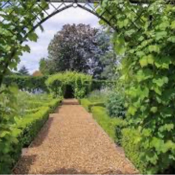 Manor Guests have arrived! Come play! 🌳💎⛲️ - Picture 3 of 13